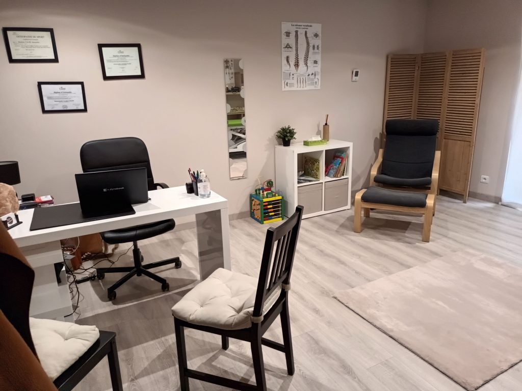 Cabinet de sophrologie de Saint-Anthème : bureau, fauteuil de relaxation et diplômes encadrés