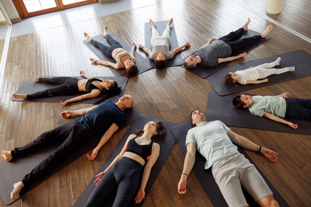Atelier de sophrologie en entreprise : participants assis en cercle dans une salle de réunion