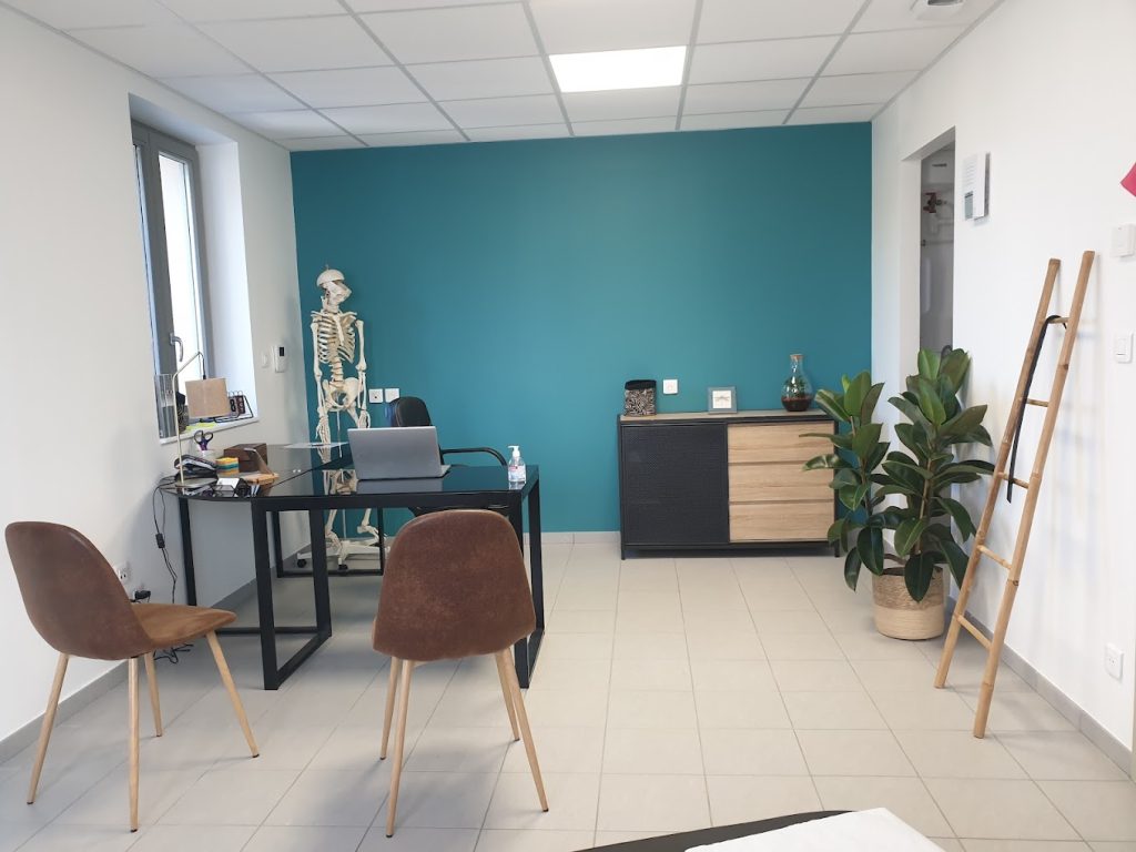 Cabinet de sophrologie de Saint-Bonnet-le-Courreau : mur bleu canard, bureau et sièges d'accueil