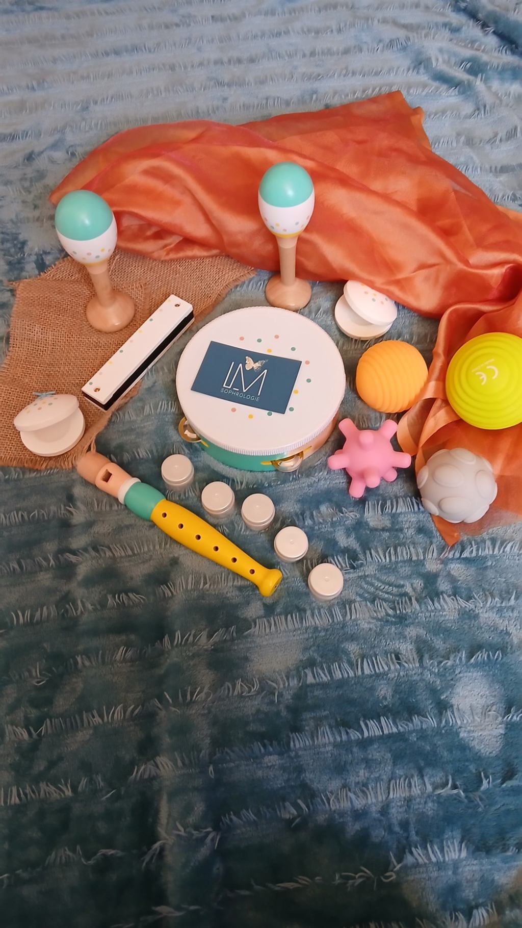 Matériel ludique des séances de sophrologie pour enfants : maracas, tambourin LM Sophrologie, flûte, balles sensorielles et foulards
